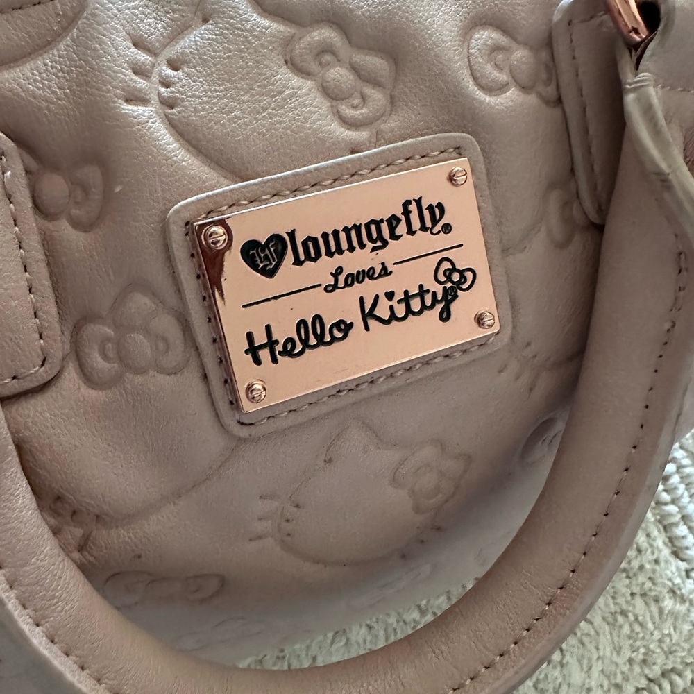 Women’s Loungefly loves Hello Kitty Purse - Picture 2 of 16